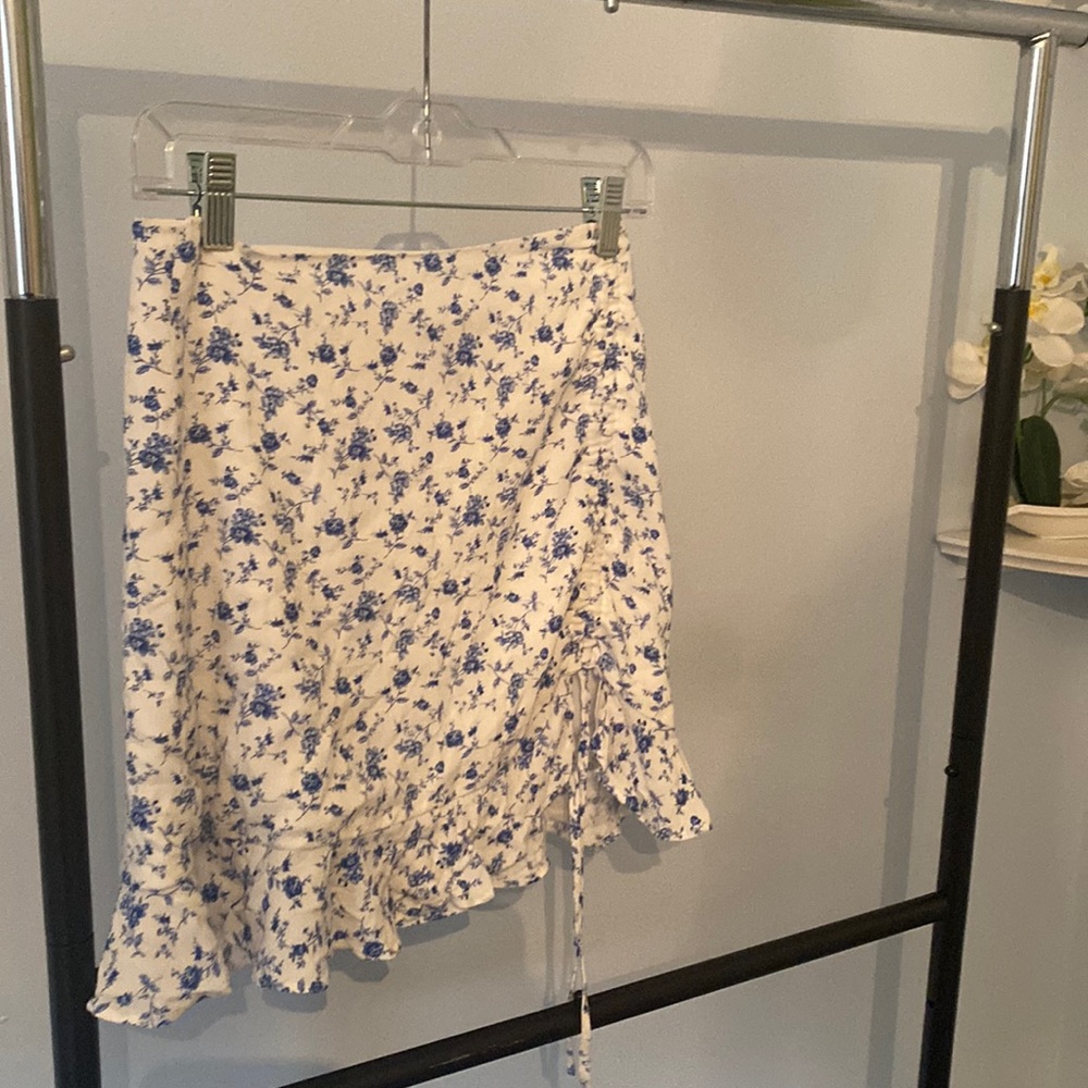 White and blue floral mini skirt